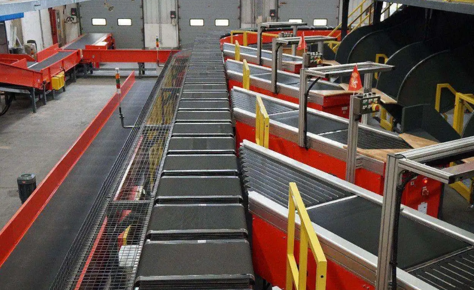 柔性鏈輸送線的特點(diǎn)與優(yōu)勢(shì)，特別是其在長(zhǎng)距離輸送中的穩(wěn)定性如何？